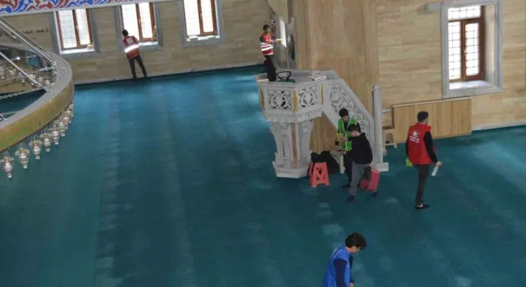 Tatvan’da gönüllülerden ramazan ayına özel camii temizliği