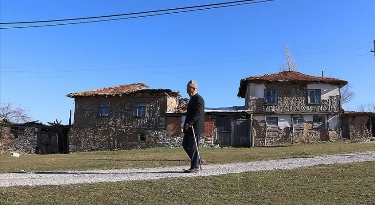 Terk edilmiş köyde iki yıldır tek başına yaşıyor