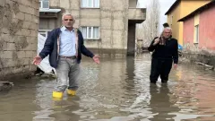 Yüksekova’da sağanak yağışta evler sular altında kaldı